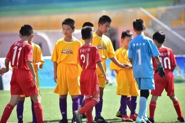 中国男篮不敌塞尔维亚 李凯尔6分4板赵睿13分